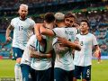 Argentina giành vé vào tứ kết trong ngày Messi im lặng