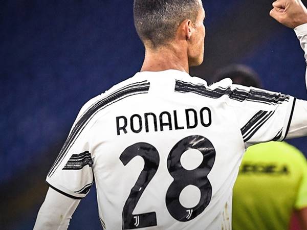 Số áo đầu tiên của Ronaldo: Từ số 28 đến số 7 huyền thoại