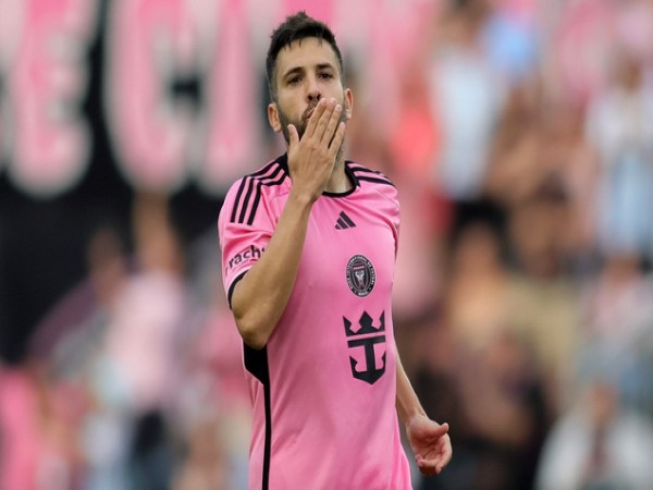 Bóng đá ngày: Lionel Messi nghẹn ngào tiễn Jordi Alba