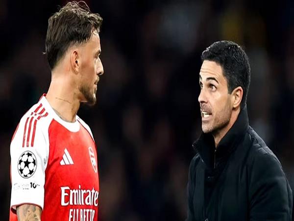 Mosquera và Hincapie khiến White mất điểm