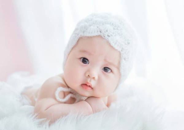 Nằm mơ thấy bé gái là điềm gì và có số mấy may mắn?