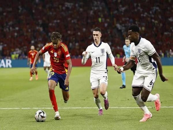 Tin Man City: Stones và Foden giúp Guehi hòa nhập